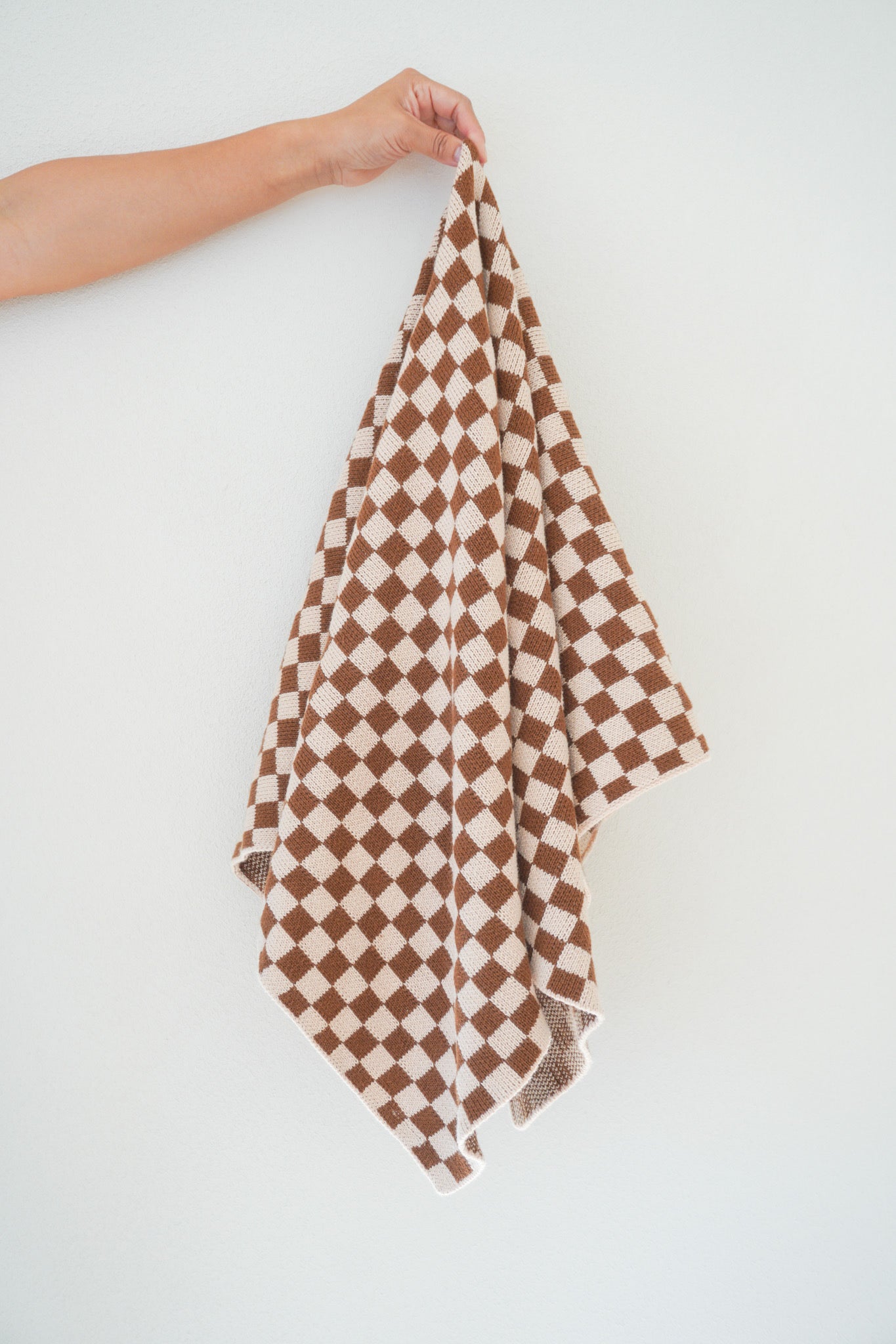 riley checkerboard knit blanket - chocolate